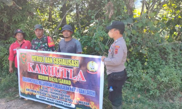 Babinsa Dan Warga Lakukan Patroli Karhutla Di Wilayah Binaan
