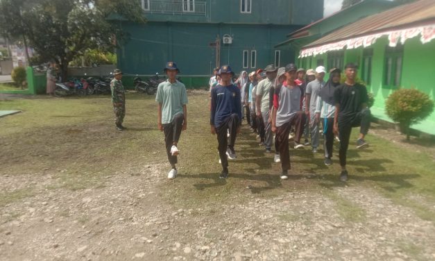 Babinsa Koramil 420-07/ Sei Manau Melaksanakan Latihan Paskibra Bersama Siswa Dan Siswi Sma N 4 Merangin