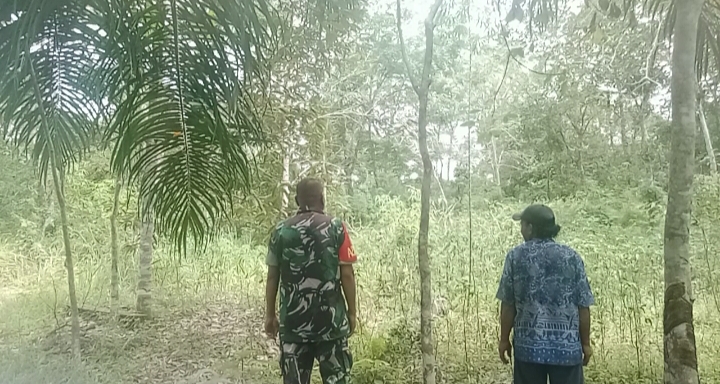 Cegah Kebakaran Hutan Sejak Dini, Babinsa Lakukan Patroli Karhutla Dengan Warga Binaan