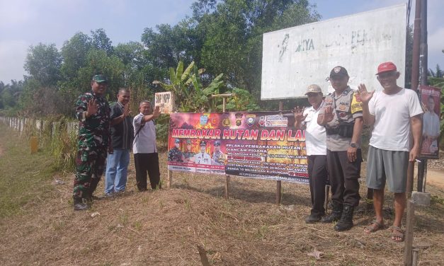 Gunakan Spanduk, Bhabinkamtibmas berikan himbauan Cegah Karhutlah