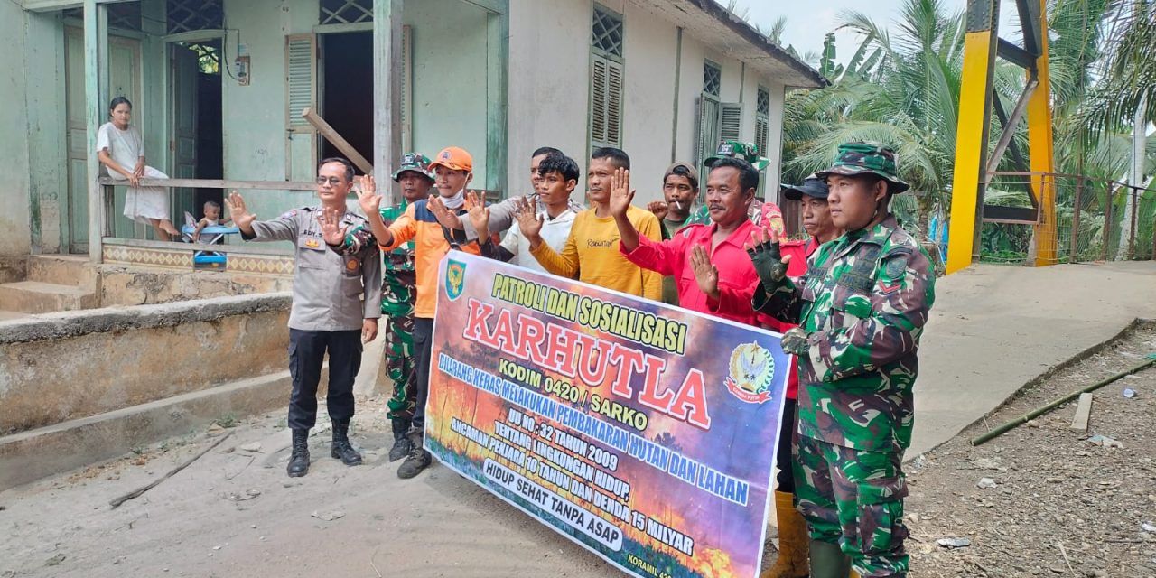 Sosialisasi Tentang Karhutla Babinsa Setempat Bersama Masyarkat Di Wilayah Binaan