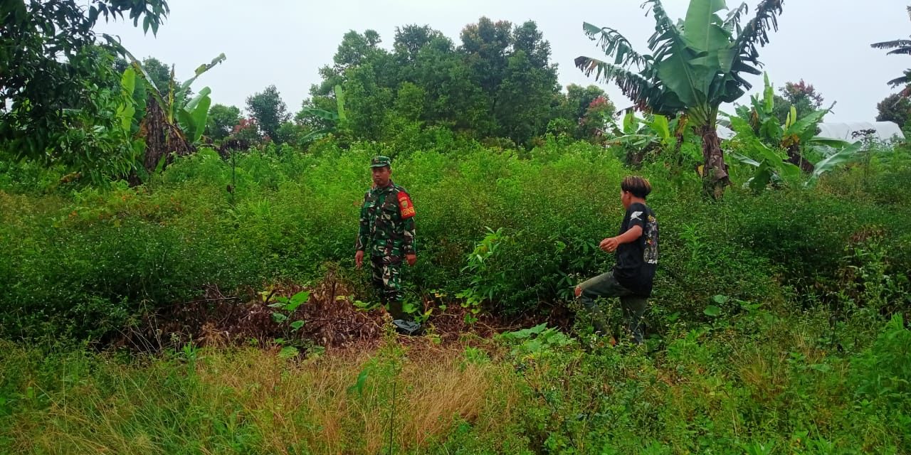 Babinsa Lakukan Upaya Sosialisasi Karhutla Dengan Rutin Patroli Bersama Warga Desa