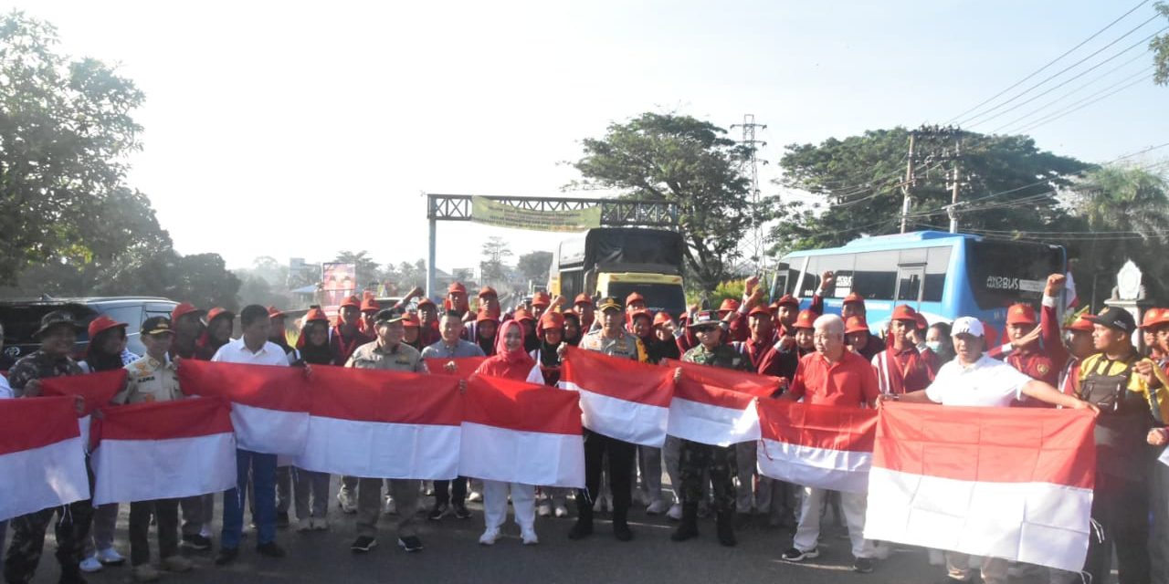 Pabung Kodim 0420/Sarko Ikut Dalam Pembagian Bendera Merah Putih Untuk Menyambut HUT RI Ke-79