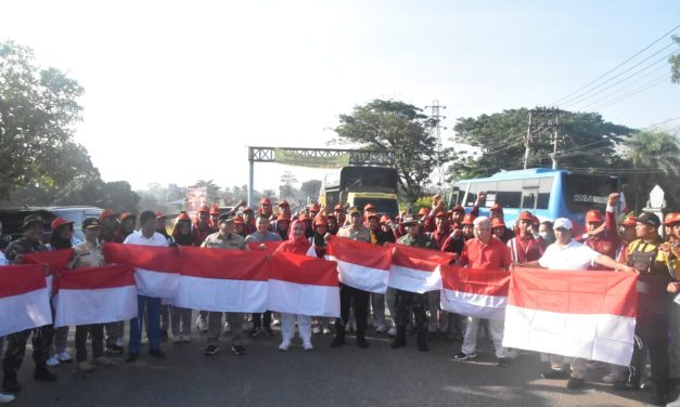 Pabung Kodim 0420/Sarko Ikut Dalam Pembagian Bendera Merah Putih Untuk Menyambut HUT RI Ke-79