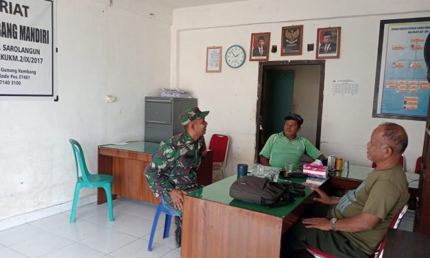 Babinsa Koramil 04/Sarolangun Kodim 0420/Sarko Serda Jambari melaksanakan kegiatan komunikasi sosial bersama masyarakat.