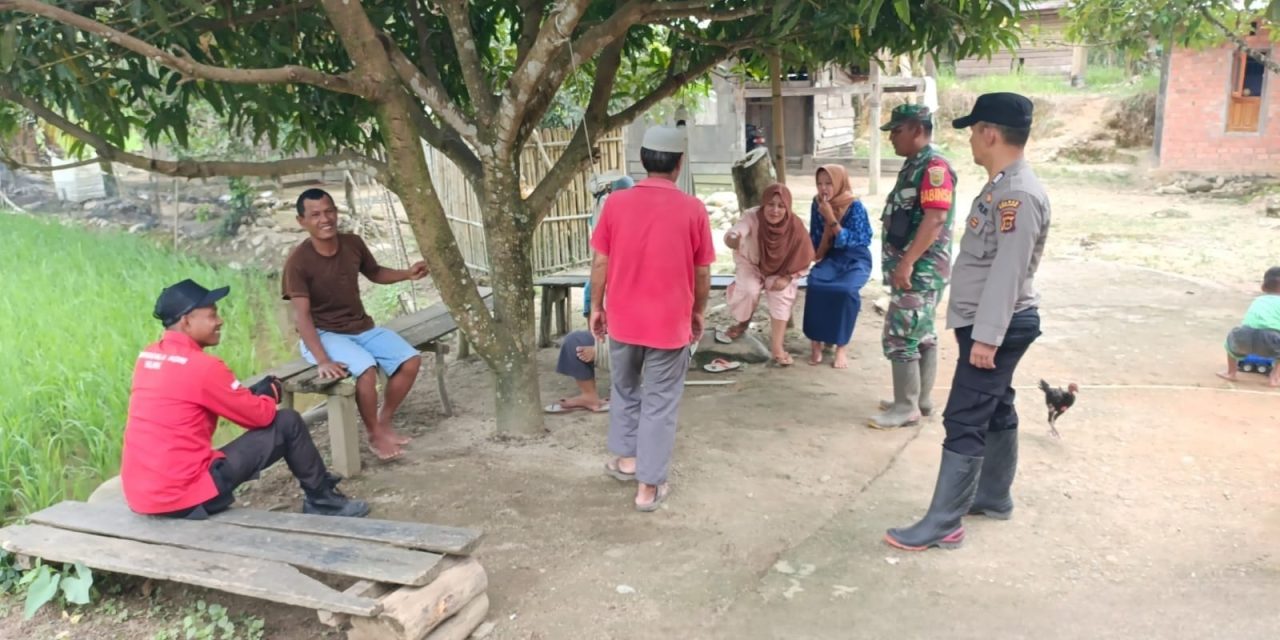 Babinsa Komsos Dengan Warga Desa Binaan Ciptakan Keakraban