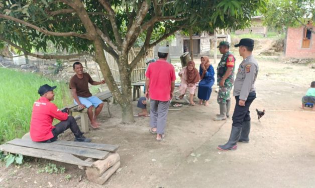 Babinsa Komsos Dengan Warga Desa Binaan Ciptakan Keakraban