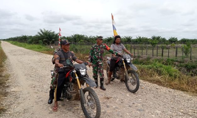Babinsa Laksanakan Patroli Karhutla bersama warga di Desa Wilayah Binaan