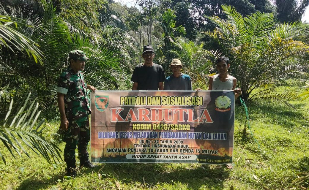 Babinsa Koramil 420-07/ Sei Manau Melaksanakan Sosialisasi Dan Patroli Pencegahan Karhutla Di Wilayah