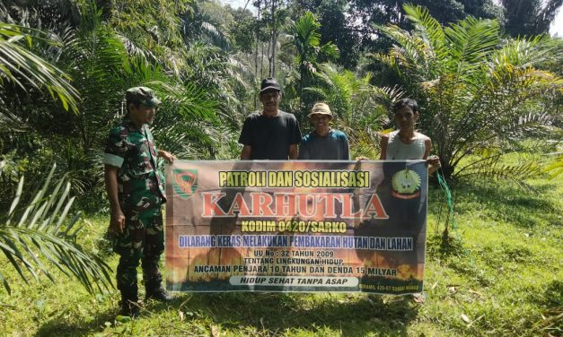 Babinsa Koramil 420-07/ Sei Manau Melaksanakan Sosialisasi Dan Patroli Pencegahan Karhutla Di Wilayah