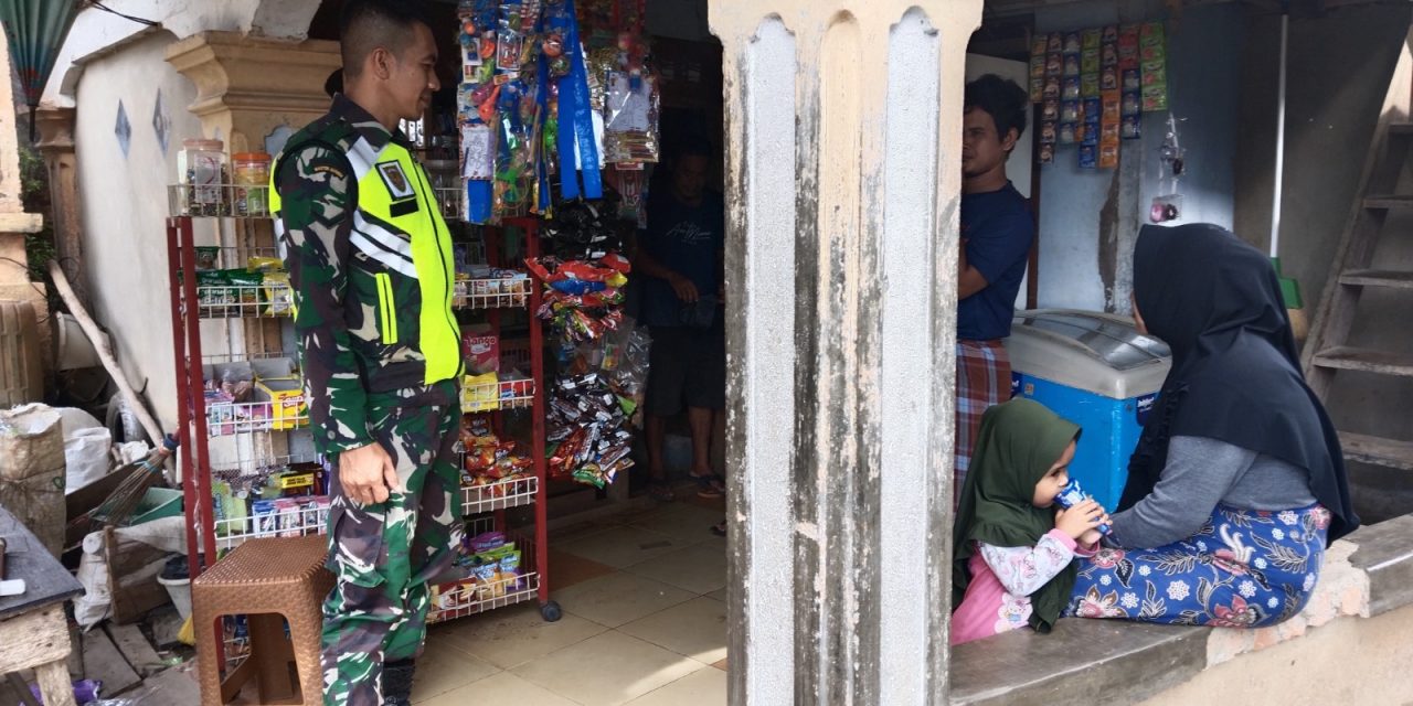 Babinsa Komsos Dengan Warga Di Desa Binaan Supaya Silaturahmi Tetap Terjaga