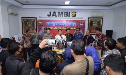Polda Jambi Gelar Konferensi Pers Ungkap Kasus Penyelundupan Narkotika Jenis Sabu Jaringan Internasional