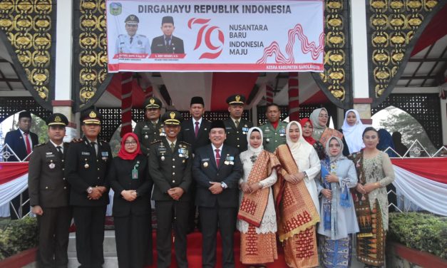 Dandim 0420/Sarko Bertindak Sebagai Inspektur Upacara Penurunan Bendera Pada Peringatan 17 Agustus