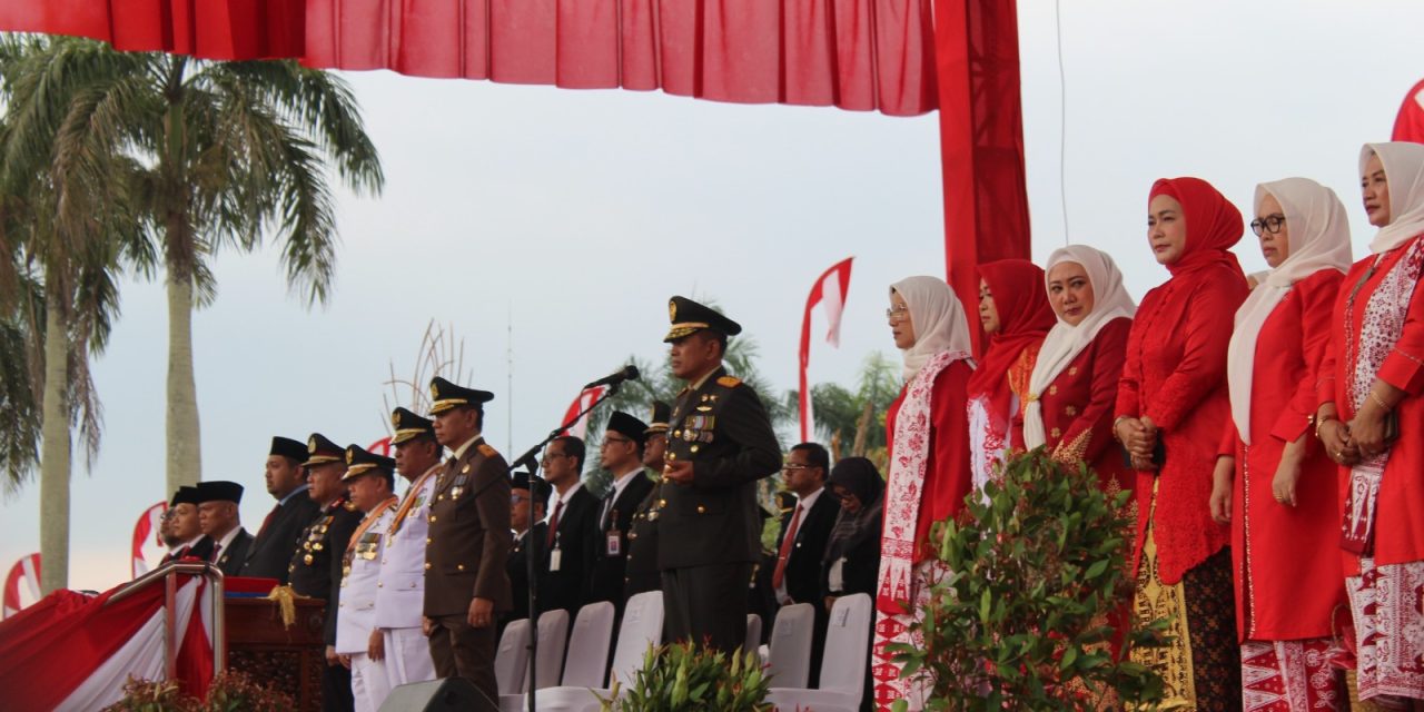 Danrem 042/Gapu Pimpin Upacara Penurunan Bendera Merah Putih pada Peringatan HUT ke-79 RI