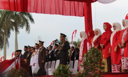 Danrem 042/Gapu Pimpin Upacara Penurunan Bendera Merah Putih pada Peringatan HUT ke-79 RI