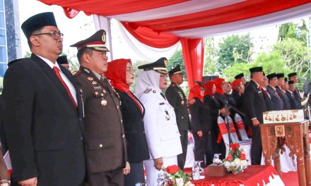 Wakapolresta Jambi Hadiri Upacara Penurunan Bendera Merah Putih HUT Kemerdekaan RI Ke-79 Tahun 2024 Tingkat Kota Jambi.