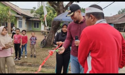 Lurah Pal Merah Aditya Surya Chandra S.STP,ME. Melepas Kegiatan Jalan Santai Warga RT.31 Kel. Palmerah Kec.Palmerah