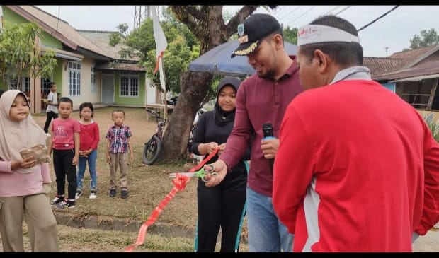 Lurah Pal Merah Aditya Surya Chandra S.STP,ME. Melepas Kegiatan Jalan Santai Warga RT.31 Kel. Palmerah Kec.Palmerah