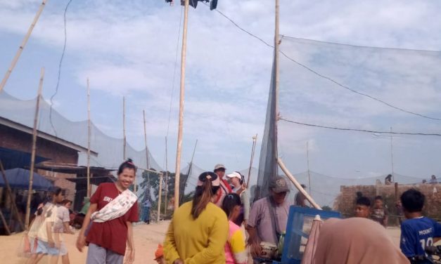 Warga Desa lubuk landai kabupaten Tebo provinsi jambi melakukan panjat pinang bersama warga setempat