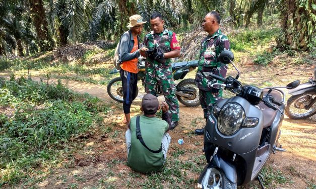 Babinsa Bersama Tim Karhutlah Cek Lahan Perkebunan Masyarakat Yang Terbakar