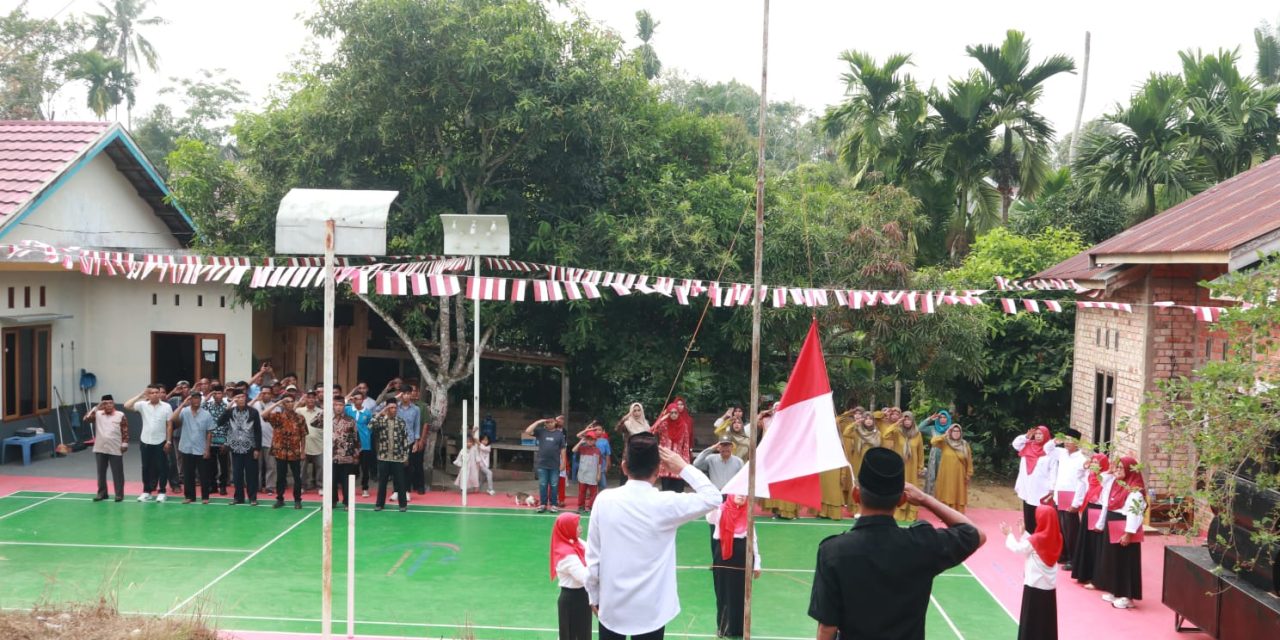 Perdana Di Desa Mendalo Darat !! Petugas Upacara HUT RI Ke 79 RT.12 Desa Mendalo Darat di Laksanakan oleh para Lanjut Usia (Lansia).