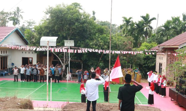 Perdana Di Desa Mendalo Darat !! Petugas Upacara HUT RI Ke 79 RT.12 Desa Mendalo Darat di Laksanakan oleh para Lanjut Usia (Lansia).