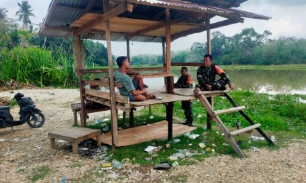 Melalui Komsos, Babinsa Tak Kenal Lelah Sosialisasi Kan Bahaya Karhutla Kepada Warga