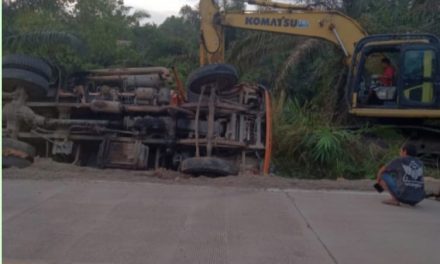 Sebuah mobil Truk Pengangkut Batubara Terbalik Dii Jalan Raya Desa Madraysah