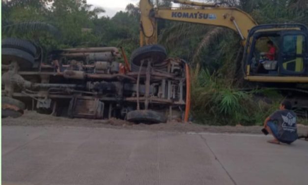 Sebuah mobil Truk Pengangkut Batubara Terbalik Dii Jalan Raya Desa Madraysah