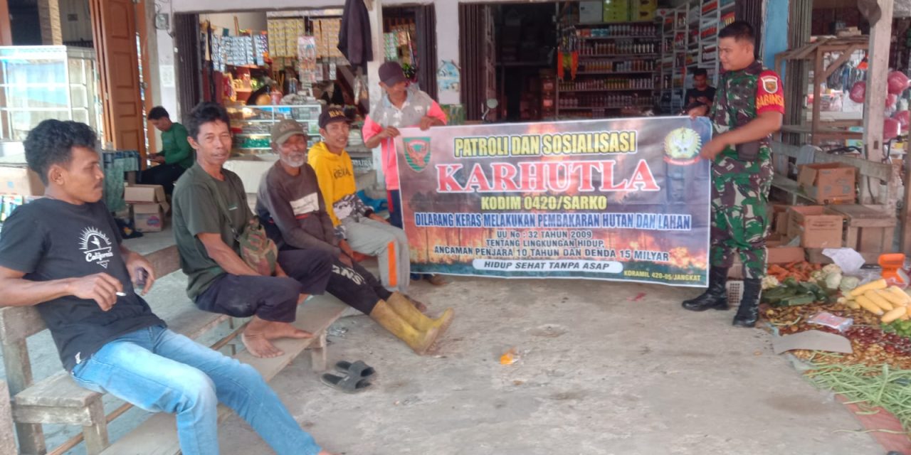 Babinsa Lakukan Upaya Sosialisasi Karhutla Dengan Rutin Patroli Bersama Warga Desa