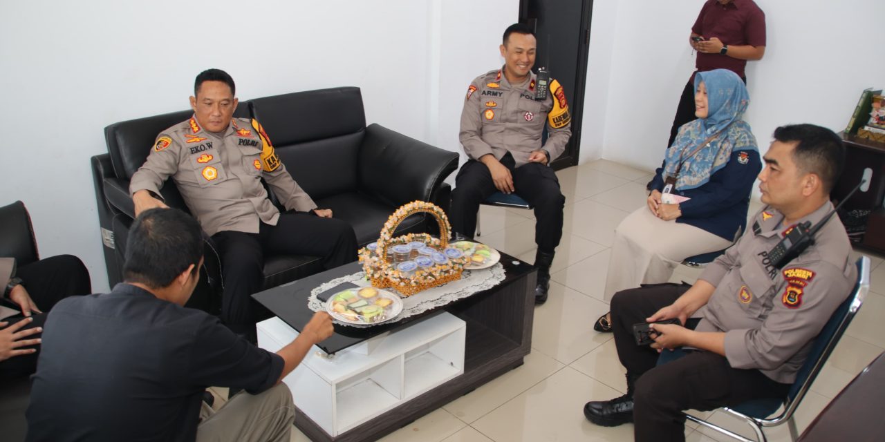 Kapolresta Jambi Didampingi Kabag Ops Kunjungan Ke Kantor KPU Dan Kantor Bawaslu Kota Jambi.