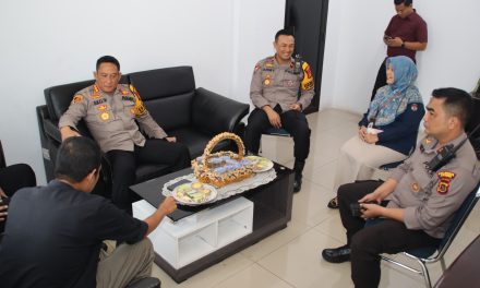 Kapolresta Jambi Didampingi Kabag Ops Kunjungan Ke Kantor KPU Dan Kantor Bawaslu Kota Jambi.