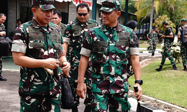 Pangdam II/Swj Dampingi Panglima TNI Tinjau Penerjunan Latgabma Super Garuda Shield 2024 Di Baturaja