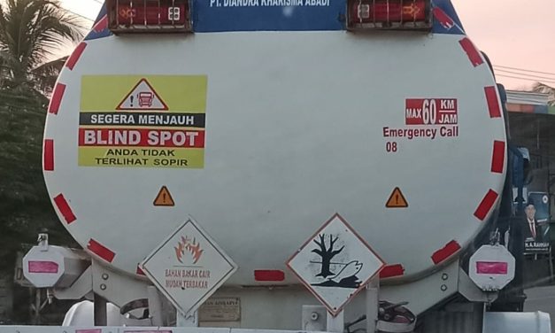 Salah Satu Mobil Transportir Resmi Pertamina Diduga Terpantau Keluar Dari Gudang Minyak Illegal Inisial “R”