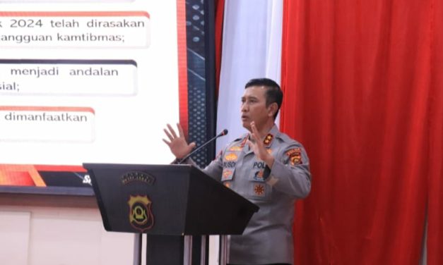 Kapolda Jambi Irjen Pol. Drs. Rusdi Hartono, M.Si. didampingi Kapolres Muaro Jambi AKBP Wahyu Bram SH SIK MIK melakukan pengecekan kesiapan menghadapi Pilkada Serentak di Provinsi Jambi tahun 2024 di Polres Muaro Jambi.