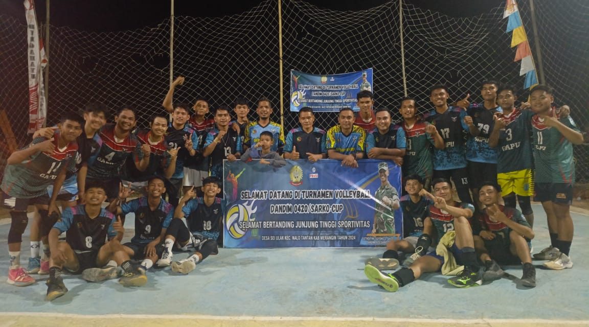 Dandim 0420/Sarko Letkol Inf Suyuno S.Sos Berikan Piala Turnamen Voli Dandim Cup di Desa Sungai Ulak