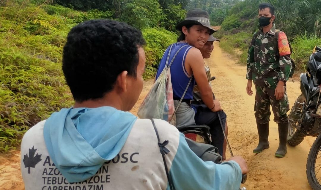Babinsa Lakukan Patroli Karhutla Bersama Warga Binaan