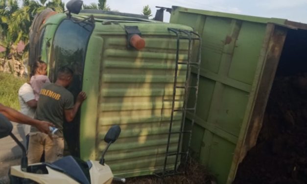 Supir mengantuk mobil terbalik di jalan lintas Bungo jambi