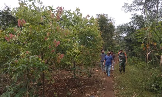 Babinsa bersama warga berjalan Kaki melaksanakan patroli karhutla