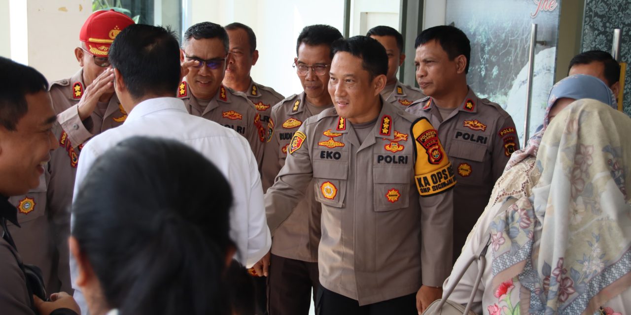 Kapolresta Jambi Dampingi Kapolda Jambi Sambut Kedatangan Wakalemdiklat Polri Irjen Pol Dr. Eko Budi Sampurno, M.Si Bertempat di VIP Room Bandara STS Provinsi Jambi.