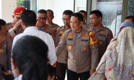 Kapolresta Jambi Dampingi Kapolda Jambi Sambut Kedatangan Wakalemdiklat Polri Irjen Pol Dr. Eko Budi Sampurno, M.Si Bertempat di VIP Room Bandara STS Provinsi Jambi.