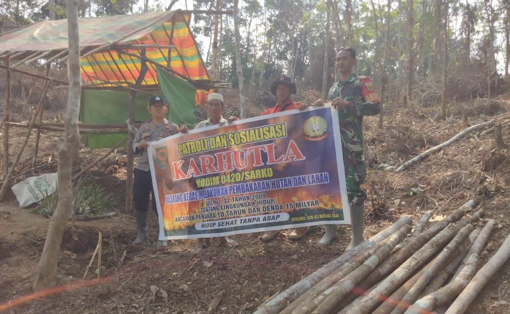 Babinsa Koramil 01/Batang Asai, Kodim 0420/Sarko melaksanakan sosialisasi dan patroli pencegahan kebakaran hutan dan lahan (karhutla)