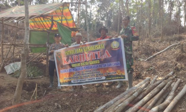 Babinsa Koramil 01/Batang Asai, Kodim 0420/Sarko melaksanakan sosialisasi dan patroli pencegahan kebakaran hutan dan lahan (karhutla)