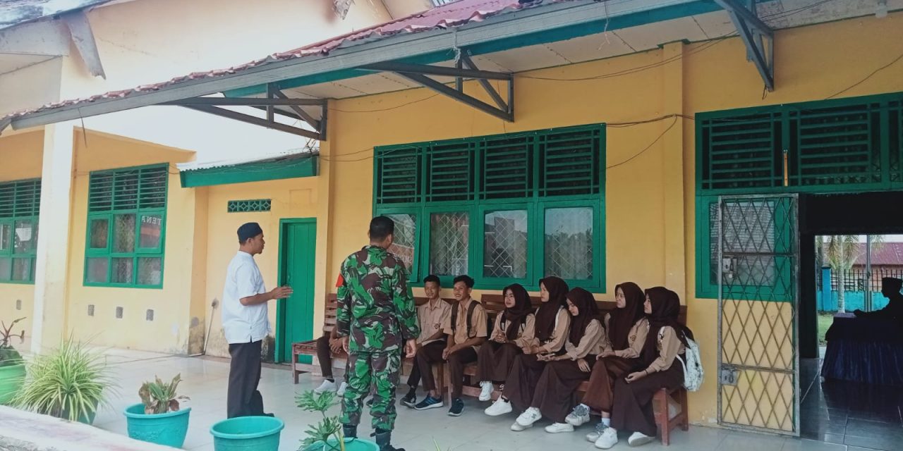 Babinsa Komsos Dengan Siswa SMK N 1 Sarolangun tentang Narkoba dan Karhutla (Kebakaran hutan dan lahan)