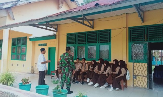 Babinsa Komsos Dengan Siswa SMK N 1 Sarolangun tentang Narkoba dan Karhutla (Kebakaran hutan dan lahan)