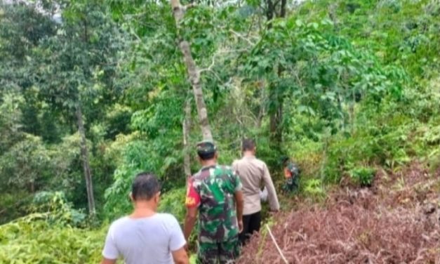Komsos Dengan Warga Desa Binaan, Babinsa 02/Muara Limun Ingatkan Warga Tentang Bahaya Karhutla
