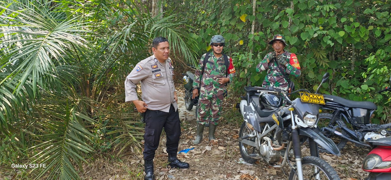 Babinsa Laksanakan Patroli Karhutla bersama warga di desa Di Wilayah Binaan