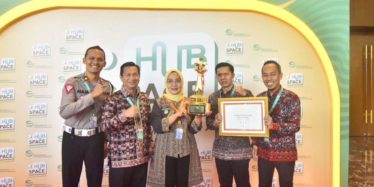 Kasat Lantas Polresta Jambi Dampingi PJ Walikota Jambi Peraihan Piala WTN dari Menteri Perhubungan RI Atas Sukses Tata Transportasi Publik dan Lalin Perkotaan.