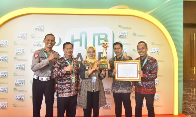 Kasat Lantas Polresta Jambi Dampingi PJ Walikota Jambi Peraihan Piala WTN dari Menteri Perhubungan RI Atas Sukses Tata Transportasi Publik dan Lalin Perkotaan.