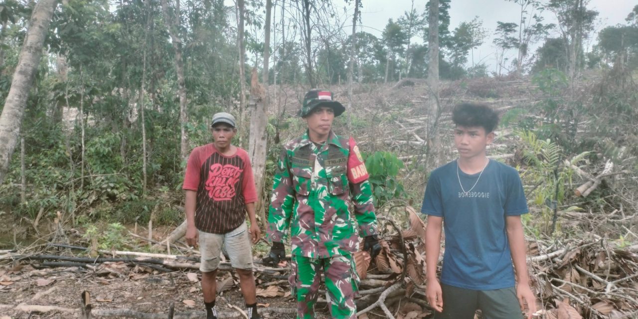 Babinsa Laksanakan Patroli Karhutla bersama warga di desa Di Wilayah Binaan